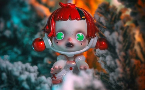 SP "White Maid" Designer Art Toy – Dark-Style Sweet & Cool Helmet Girl – Vinyl Figure (Desktop Ornament/Collectible/Gift)