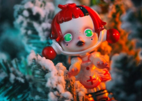 SP "White Maid" Designer Art Toy – Dark-Style Sweet & Cool Helmet Girl – Vinyl Figure (Desktop Ornament/Collectible/Gift)